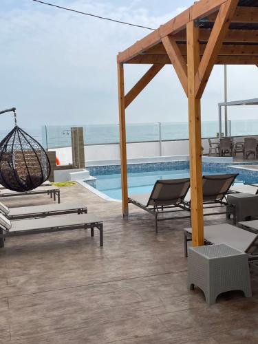 Bazén v ubytování Coralli Beach Hotel nebo v jeho okolí