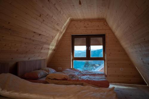 2 Betten in einem Zimmer mit Fenster in der Unterkunft Villa Route Rugove in Peja