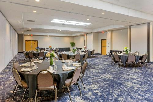 Una sala de conferencias con mesas y sillas. en Quality Inn Harrison North, en Harrison