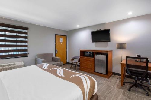 Μια τηλεόραση ή/και κέντρο ψυχαγωγίας στο Quality Inn Near Hollywood Walk of Fame