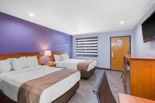 Ένα ή περισσότερα κρεβάτια σε δωμάτιο στο Quality Inn Near Hollywood Walk of Fame
