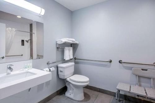 Ένα μπάνιο στο Quality Inn Near Hollywood Walk of Fame