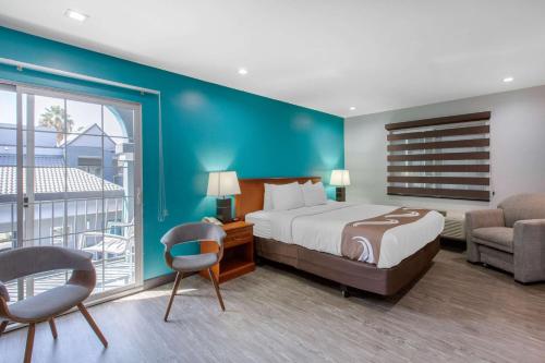 Säng eller sängar i ett rum på Quality Inn Near Hollywood Walk of Fame