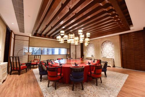 a large dining room with a table and chairs at Howard Johnson Neodalle Resort Zhangjiajie in Zhangjiajie