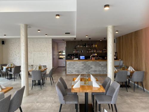 Lounge o bar area sa Na Fali Restaurant&Apartaments