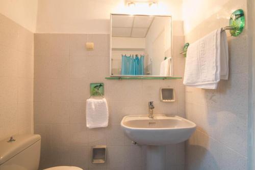 A bathroom at Bozikis Apartments