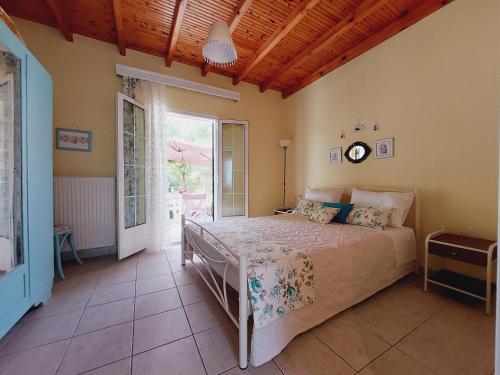 una camera con un letto di CORFU GARDEN HOUSE a Kato Korakiana