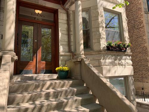 una puerta delantera de una casa con escaleras y flores en 1F Cozy Home in Little Italy near Downtown West Loop United Center, en Chicago
