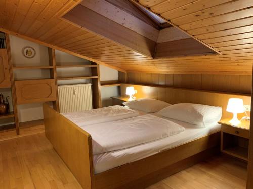 Cette chambre dispose d'un grand lit et de plafonds en bois. dans l'établissement Ski und Therme 1, à Bad Kleinkirchheim