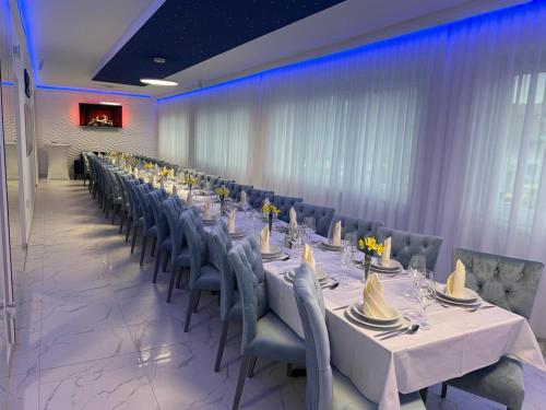 a long dining room with a long table and chairs at La Luna Premium Deluxe Apartment with Free Jacuzzi, Bikes & Covered Parking in Našice