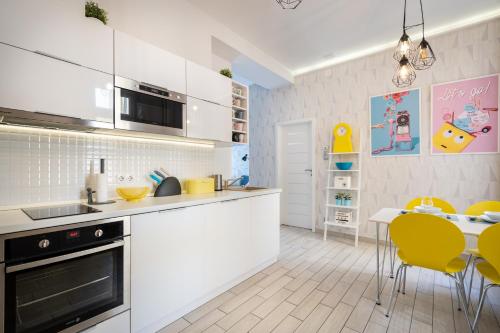 O bucătărie sau chicinetă la BpR Chic Gem in the Heart of the City