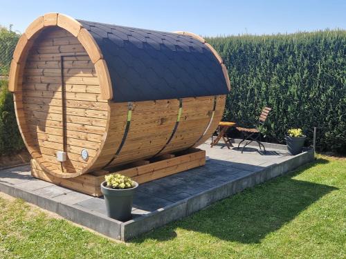 a large wooden hobbit house in a garden at "Heimathafen" mit Sauna in Hohenkirchen