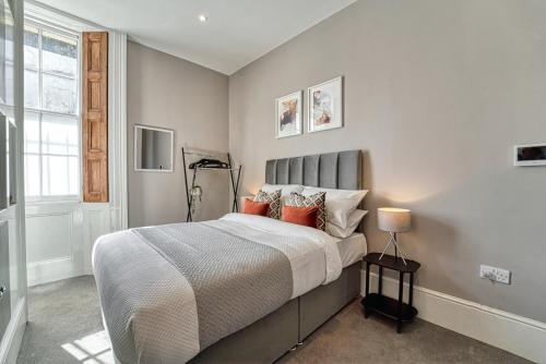 Tempat tidur dalam kamar di Guest Homes - Shaw Street Apartment