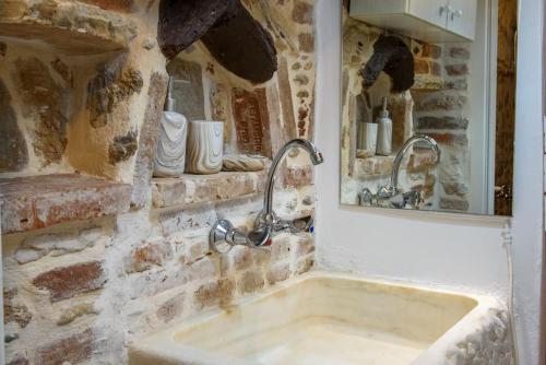 Bathroom sa Lavrio stone house 5 min from the centre/port