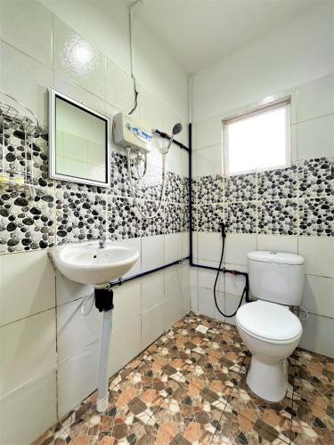 a bathroom with a toilet and a sink at Suang Noh Homestay Kundasang in Kundasang