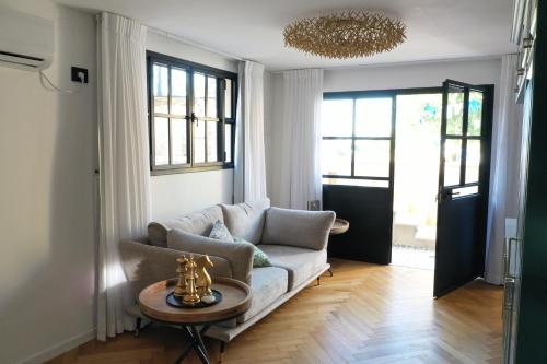 a living room with a couch and a table at לאורה in Umm el Shuf