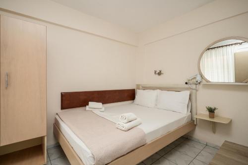 1 dormitorio con 1 cama con toallas en Haus Galini, en Sarti