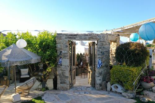 an entrance to a garden with a stone building at לאורה in Umm el Shuf