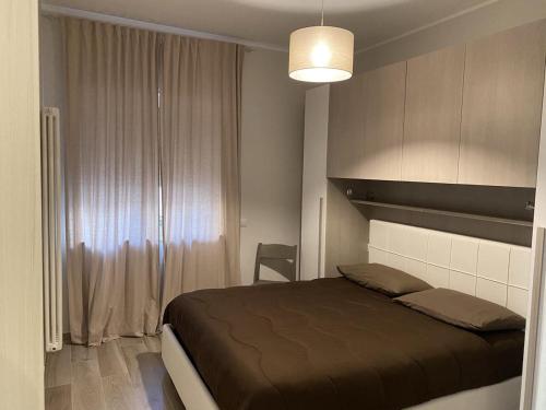 ein Schlafzimmer mit einem großen Bett und einem Fenster in der Unterkunft MAD casa vacanze Bernalda in Bernalda