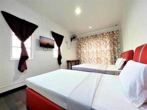 a hotel room with two beds and a window at Suang Noh Homestay Kundasang in Kundasang