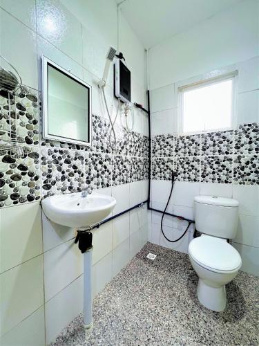 a bathroom with a toilet and a sink at Suang Noh Homestay Kundasang in Kundasang