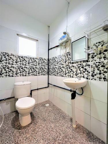 a bathroom with a toilet and a sink at Suang Noh Homestay Kundasang in Kundasang