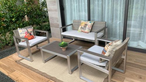 - une terrasse avec 2 chaises et une table dans l'établissement Luxury condo in cap cana, à Punta Cana