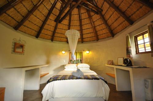 En eller flere senge i et værelse på Drakensberg Inkosana Lodge