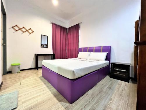 a bedroom with a purple bed in a room at Suang Noh Homestay Kundasang in Kundasang
