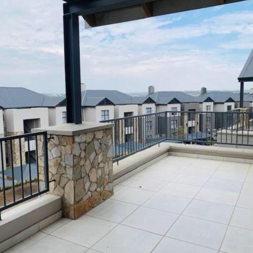 Lovely Luxury 1 Bedroom Apartment with scenic views & pool in Waterfall