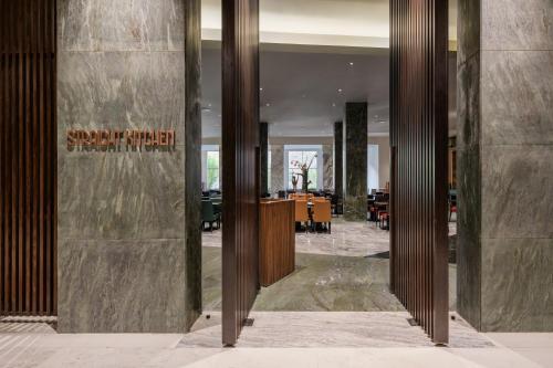 Lobi atau kawasan kaunter penerimaan di Dusit Thani LakeView Cairo