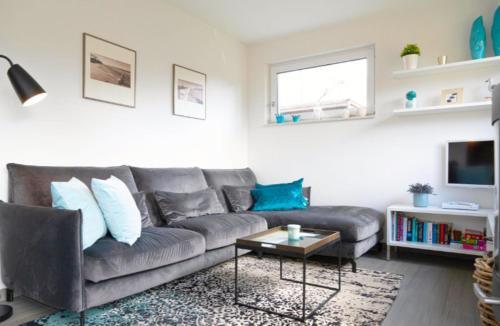 uma sala de estar com um sofá e uma mesa em "Strandhus Fink" em Dierhagen