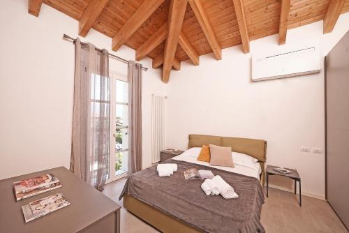 a bedroom with a bed and a window at Corte Fasanella 78 in Toscolano Maderno