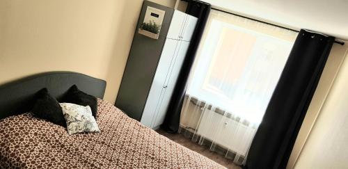 Postel nebo postele na pokoji v ubytování Ventspilio apartamentai