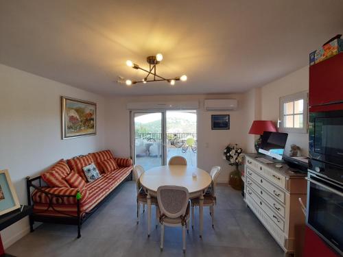 un salon avec un canapé et une table dans l'établissement Les Issambres, appartement pour quatre personnes, à Roquebrune-sur Argens