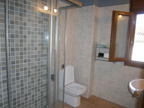 a bathroom with a toilet and a glass shower at Balkonpe II in Udave