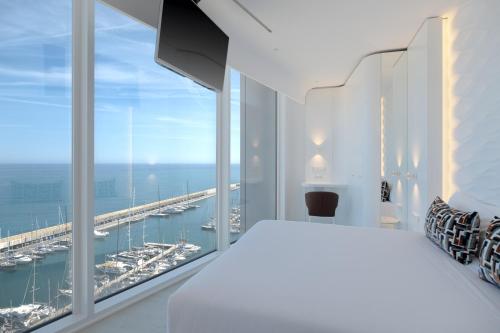 Postel nebo postele na pokoji v ubytování Hotel Marina Badalona