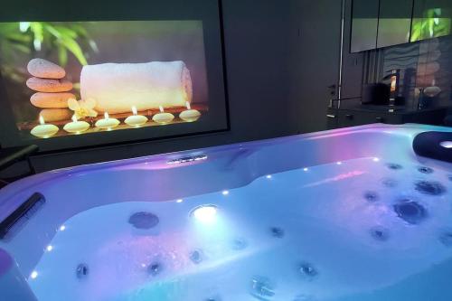 Bany a AOG PRESTIGE LeLovelyHome au Centre ville avec SPA JACUZZI et SAUNA proche gare et parking gratuit