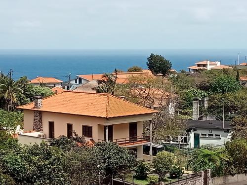 una casa con techo naranja en una colina en Scenic Comfort, en Ponta Delgada