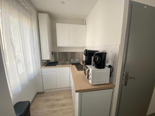 - une cuisine avec un comptoir et une cafetière dans l'établissement La merveille de Rochebonne 1, à Saint-Malo