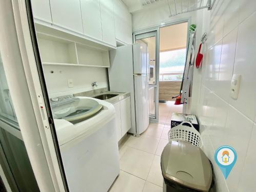 Un baño blanco con lavabo e inodoro. en N1401 VISTAMAR Amplo Club Praia Beto Carrero 4qrts, en Penha