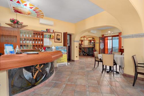 ein Wohnzimmer mit einer Theke und einem Esszimmer in der Unterkunft Il Nuovo Gabbiano in Cala Gonone