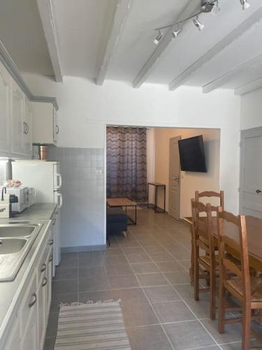 a kitchen with a sink and a table and chairs at Coucher de soleil en Camargue in Salin-de-Giraud