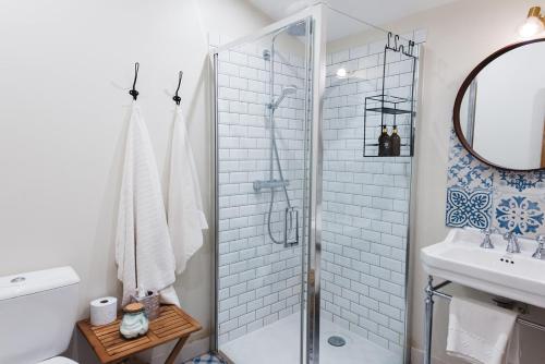 un baño con ducha y lavabo en La maison d'Apremont, en Apremont