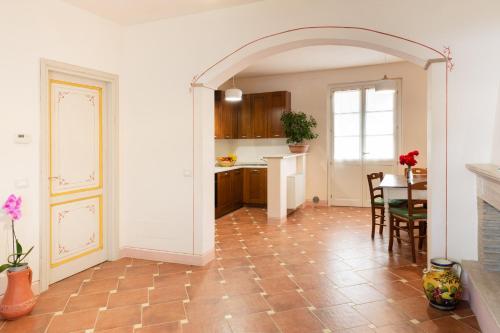 a kitchen with an archway and a table and chairs at San Giovanni al Monte in Collazzone