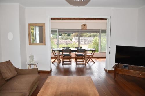 un salon avec un canapé et une table avec des chaises dans l'établissement Villa Fabregas, à La Seyne-sur-Mer