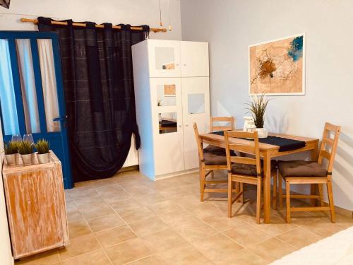 Kuchyň nebo kuchyňský kout v ubytování Kea Houses View - Μαγευτική Θέα στο Αιγαίο Πέλαγος ΦΟΙΡΑ ΚΑΤΩ ΜΕΡΙΑ ΚΕΑΣ