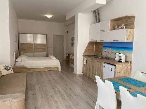 - un salon avec un lit et une table dans l'établissement SEA Apartment Maria Balchik, à Balchik