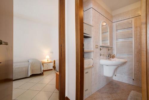 A bathroom at Stella del Garda 2 con terrazza
