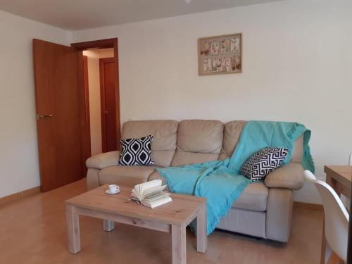 ein Wohnzimmer mit einem Sofa und einem Couchtisch in der Unterkunft Córcega Palm Beach Salou - Piscina y Jardín in Salou